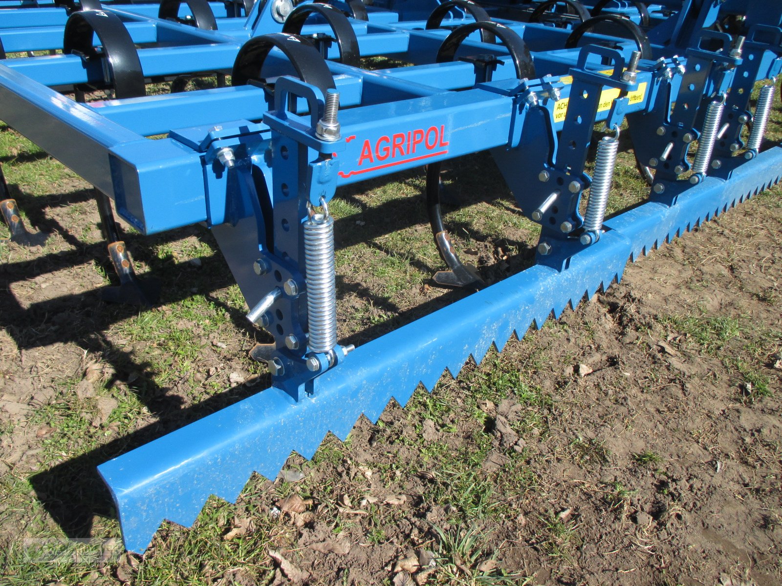 Federzinkengrubber des Typs Agripol Kobalt 500 mit Flacheisenwalze Striegel Planierschild Warntafeln, Neumaschine in Feuchtwangen (Bild 3)