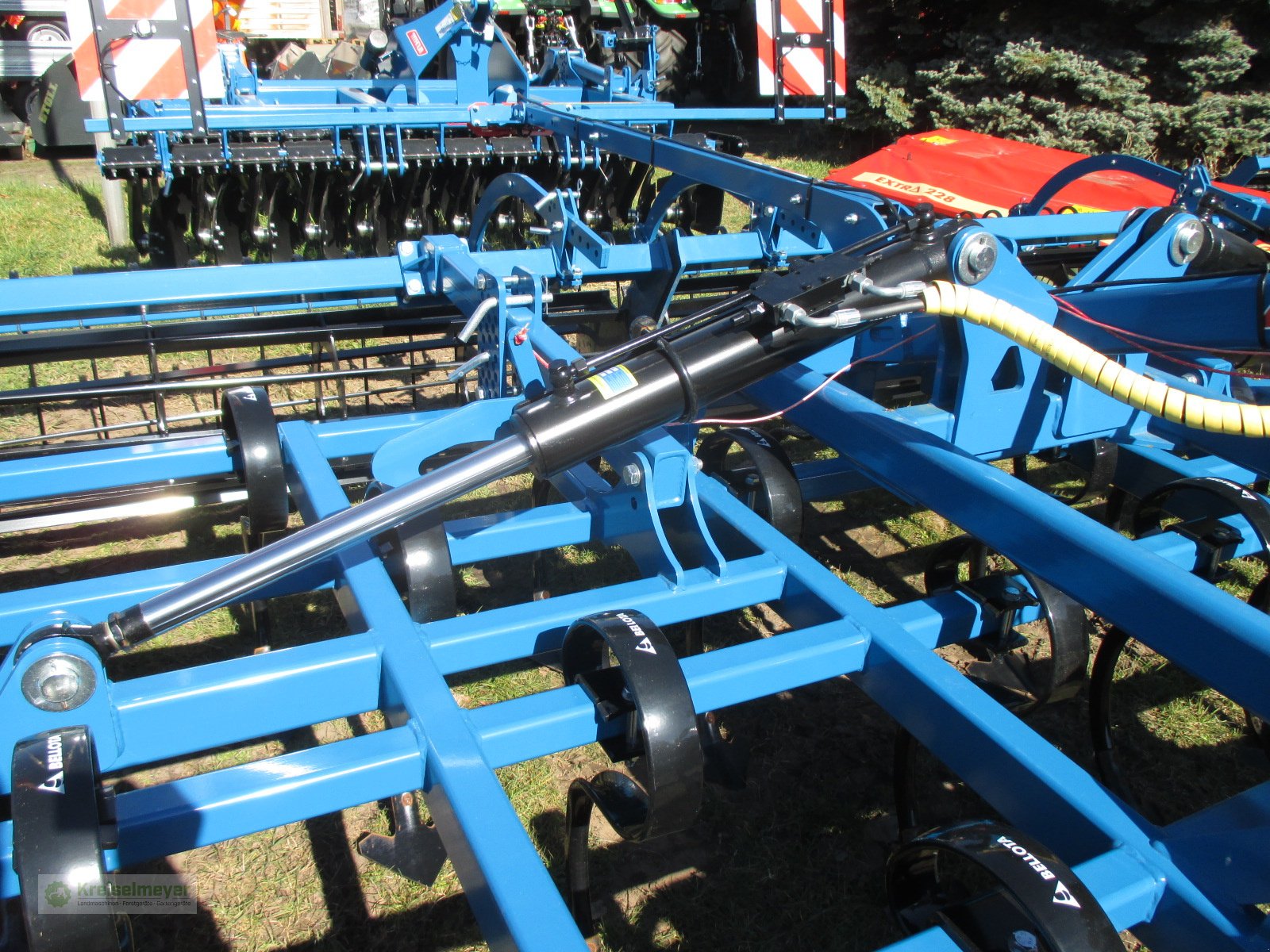 Federzinkengrubber des Typs Agripol Kobalt 500 mit Flacheisenwalze Striegel Planierschild Warntafeln, Neumaschine in Feuchtwangen (Bild 4)