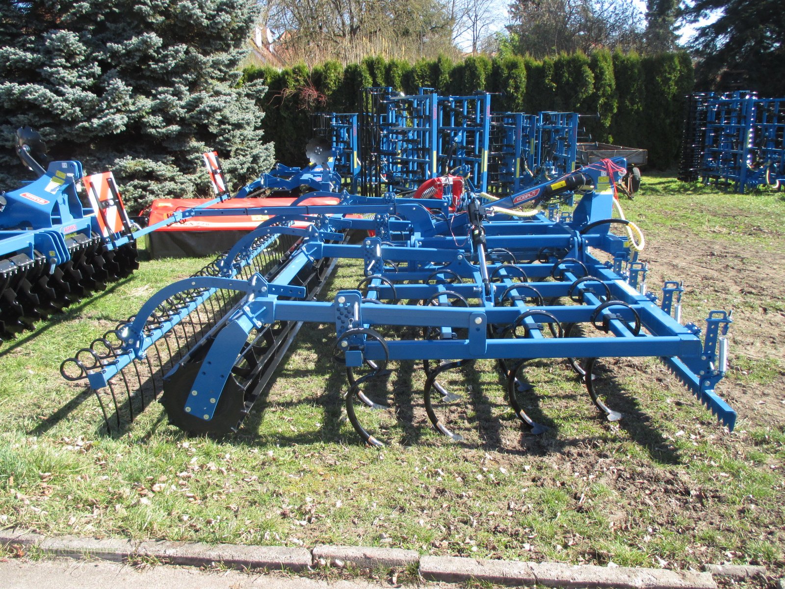 Federzinkengrubber des Typs Agripol Kobalt 500 mit Flacheisenwalze Striegel Planierschild Warntafeln, Neumaschine in Feuchtwangen (Bild 5)