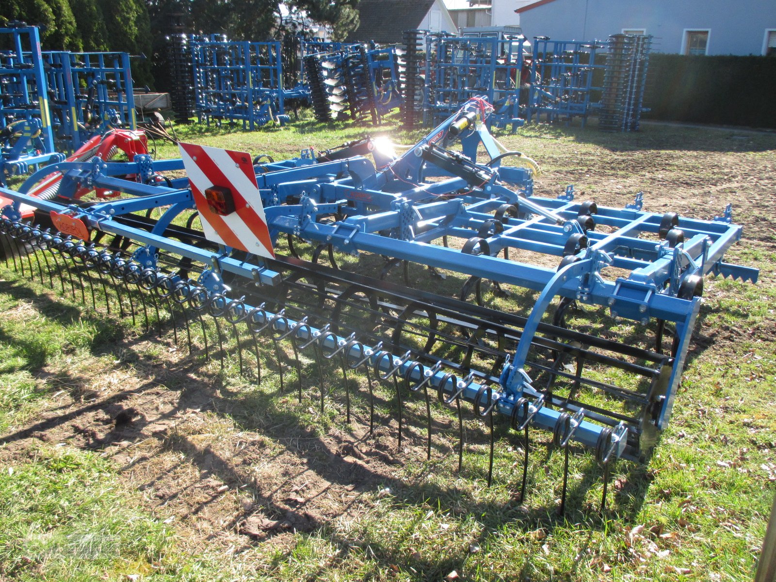 Federzinkengrubber des Typs Agripol Kobalt 500 mit Flacheisenwalze Striegel Planierschild Warntafeln, Neumaschine in Feuchtwangen (Bild 7)