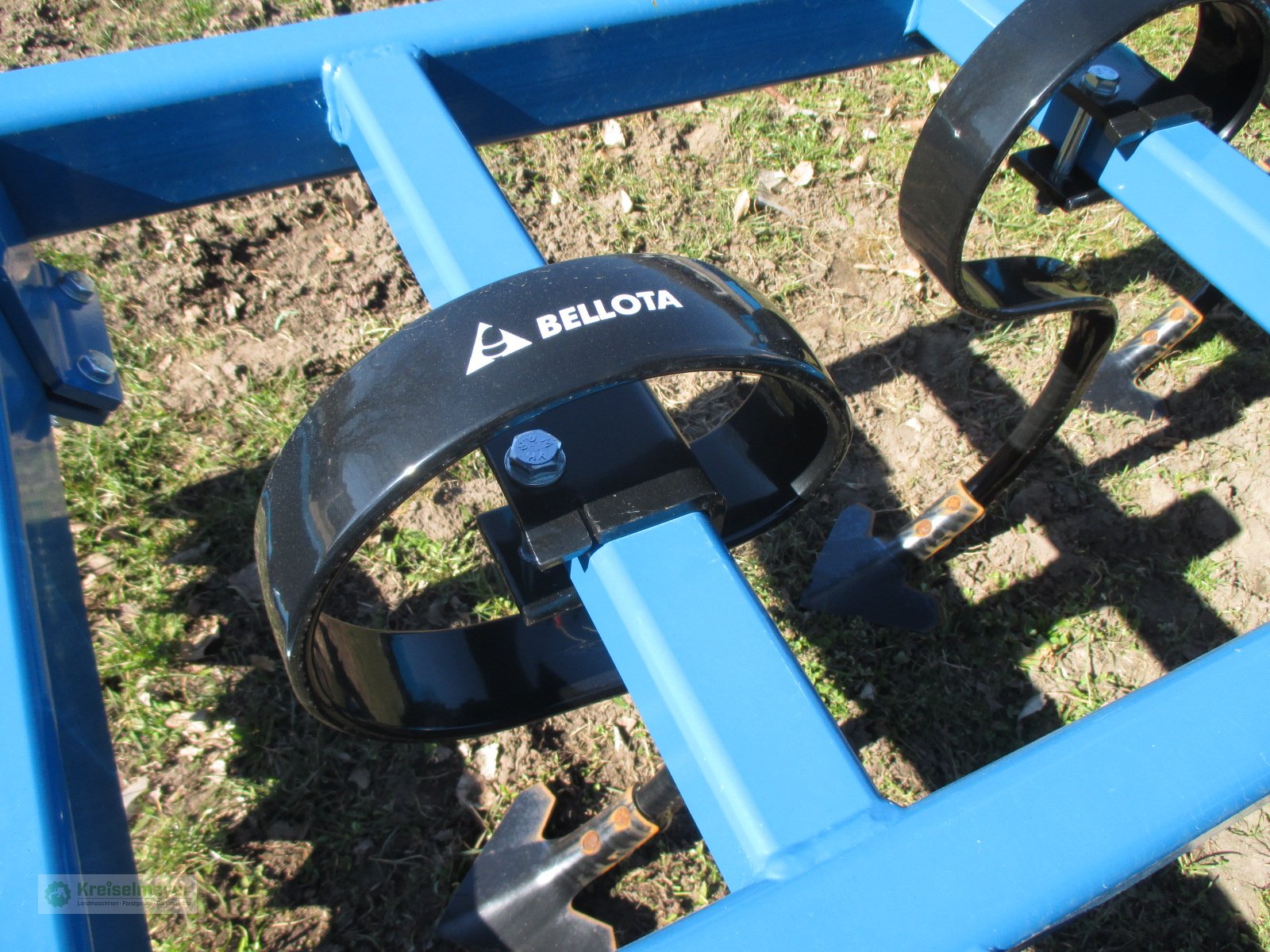 Federzinkengrubber des Typs Agripol Kobalt 500 mit Flacheisenwalze Striegel Planierschild Warntafeln, Neumaschine in Feuchtwangen (Bild 8)
