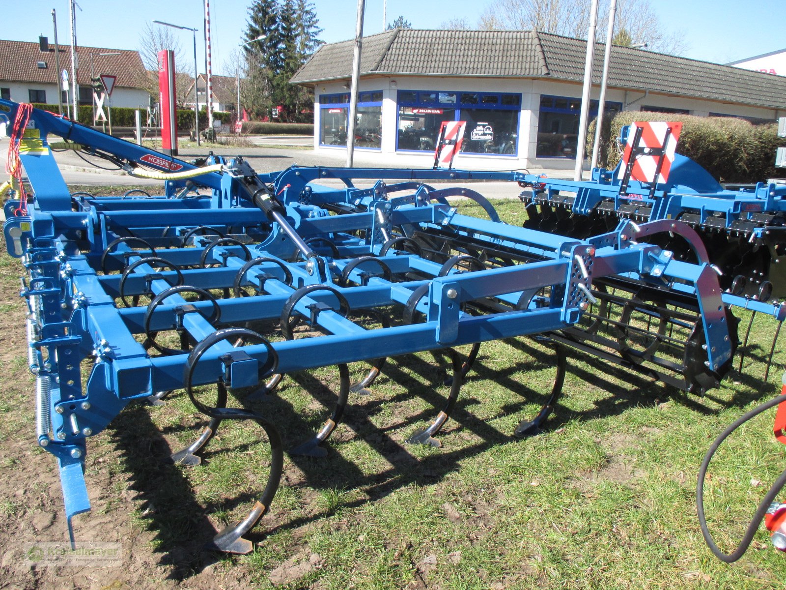 Federzinkengrubber des Typs Agripol Kobalt 500 mit Flacheisenwalze Striegel Planierschild Warntafeln, Neumaschine in Feuchtwangen (Bild 9)