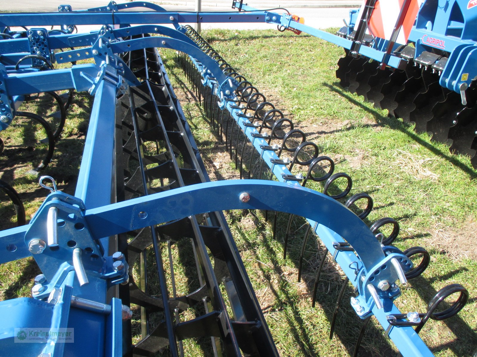 Federzinkengrubber des Typs Agripol Kobalt 500 mit Flacheisenwalze Striegel Planierschild Warntafeln, Neumaschine in Feuchtwangen (Bild 10)