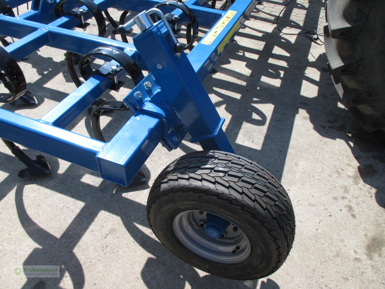 Federzinkengrubber des Typs Agripol Leichtgrubber Kobalt 500 ohne Walzen, mit Striegel, Stützrädern und Beleuchtung, Neumaschine in Feuchtwangen (Bild 6)