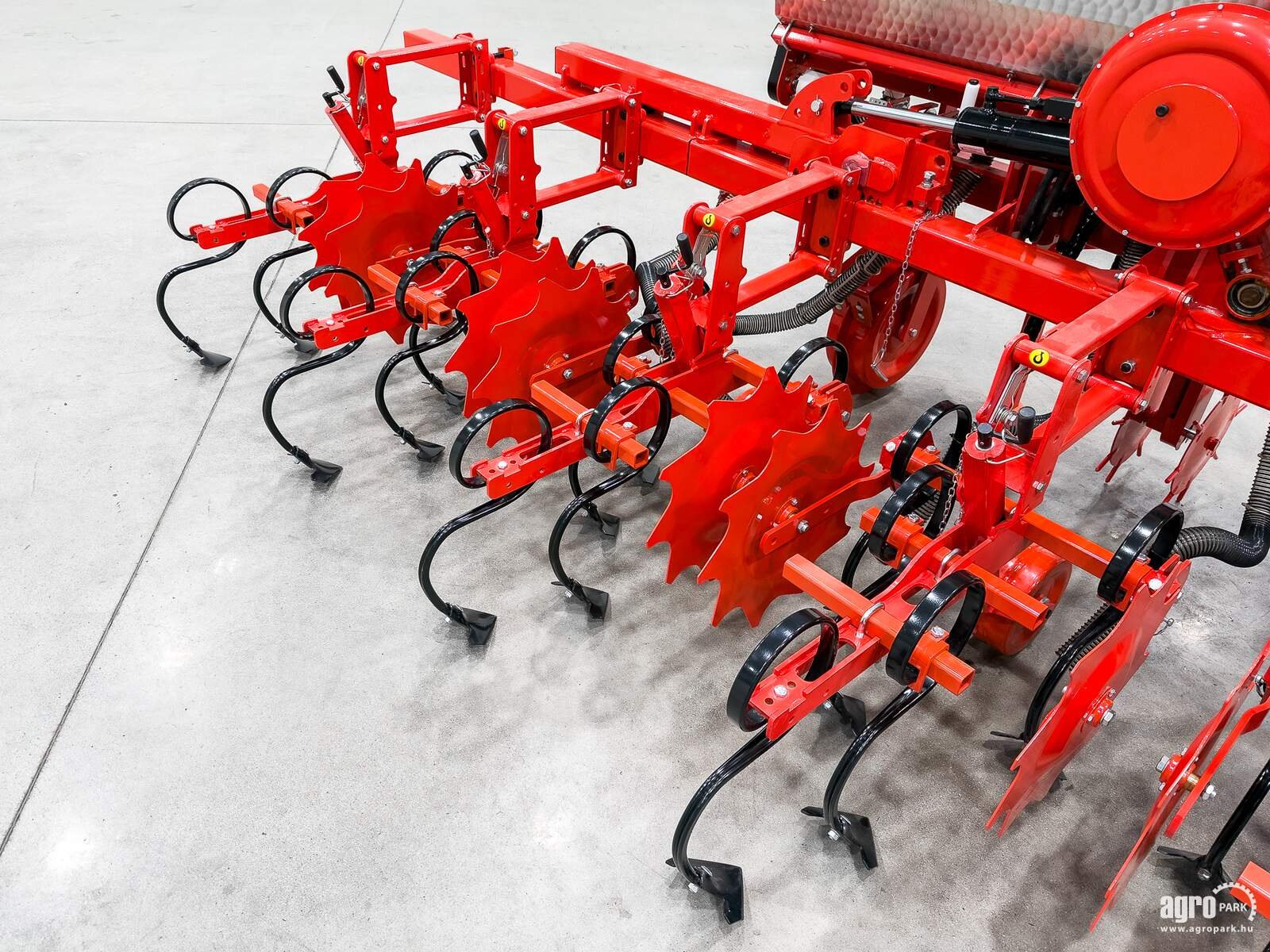Federzinkengrubber des Typs Maschio HS6 UNUSED folding frame, 6-row inter-row cultivator, Gebrauchtmaschine in Csengele (Bild 18)