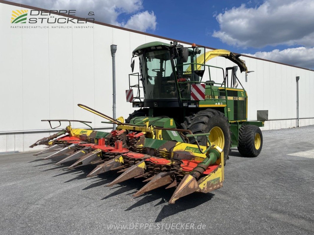 Feldhäcksler des Typs John Deere 6810 mit Gebiss, Gebrauchtmaschine in Rietberg (Bild 1)