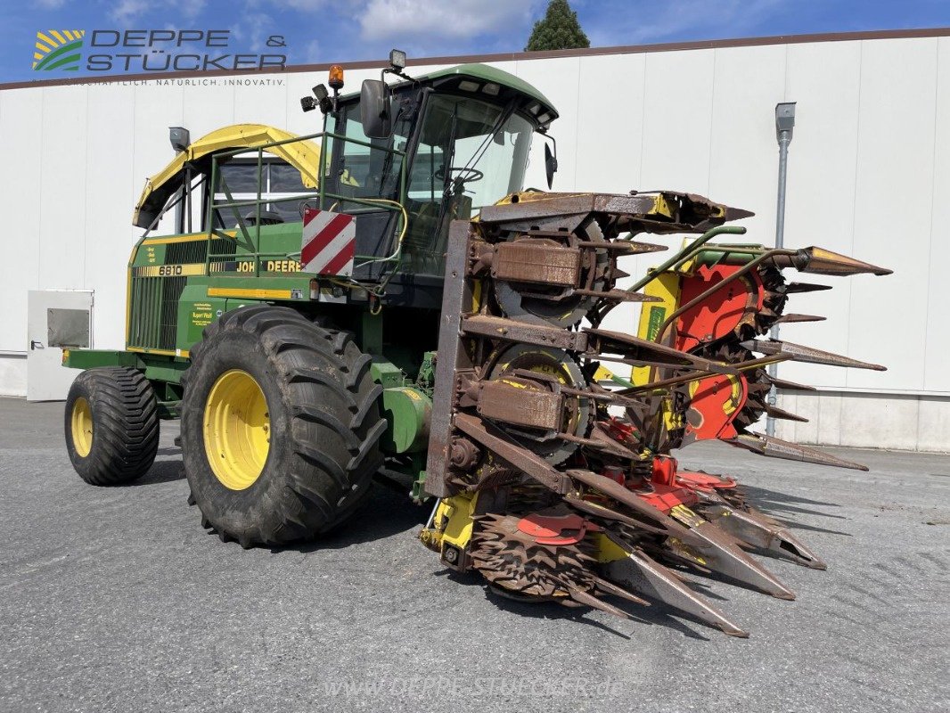 Feldhäcksler des Typs John Deere 6810 mit Gebiss, Gebrauchtmaschine in Rietberg (Bild 3)