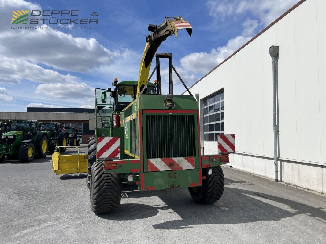 Feldhäcksler des Typs John Deere 6810 mit Gebiss, Gebrauchtmaschine in Rietberg (Bild 14)
