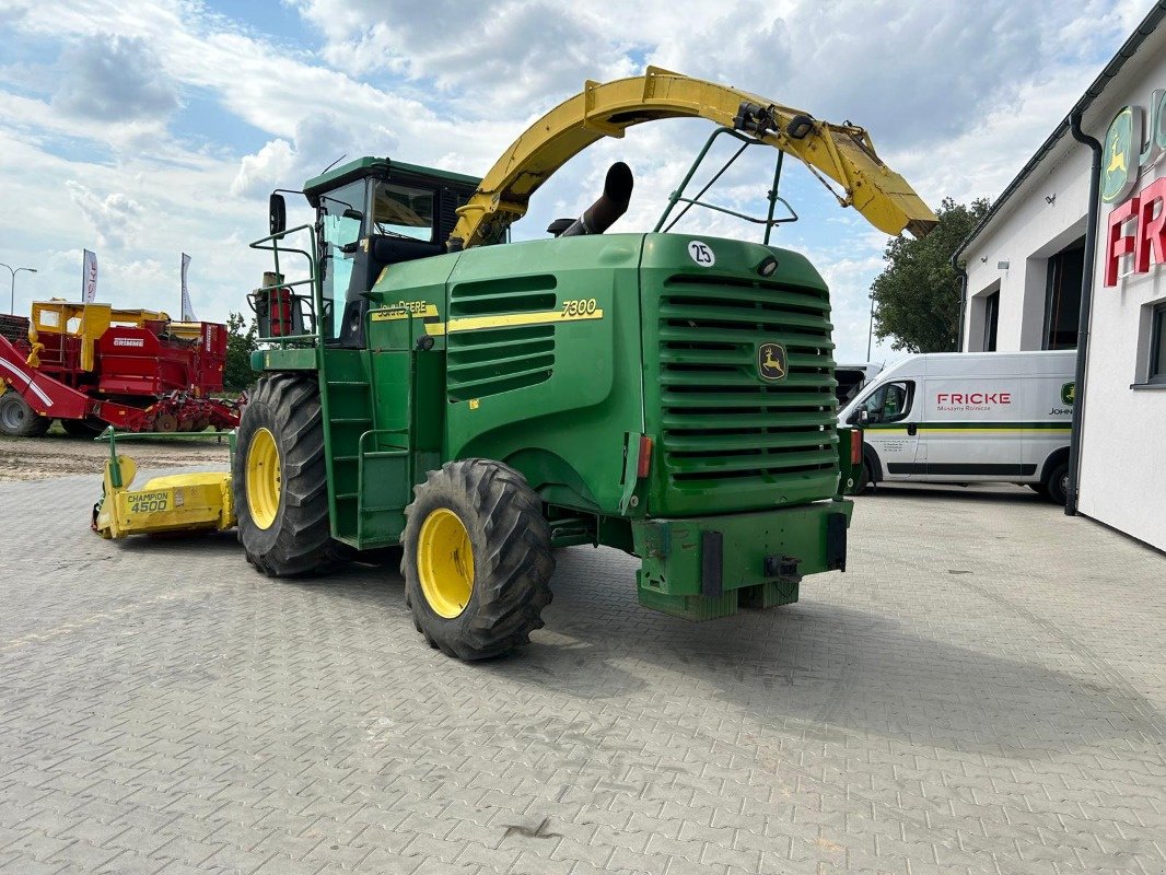Feldhäcksler des Typs John Deere 7300, Gebrauchtmaschine in Mrągowo (Bild 18)