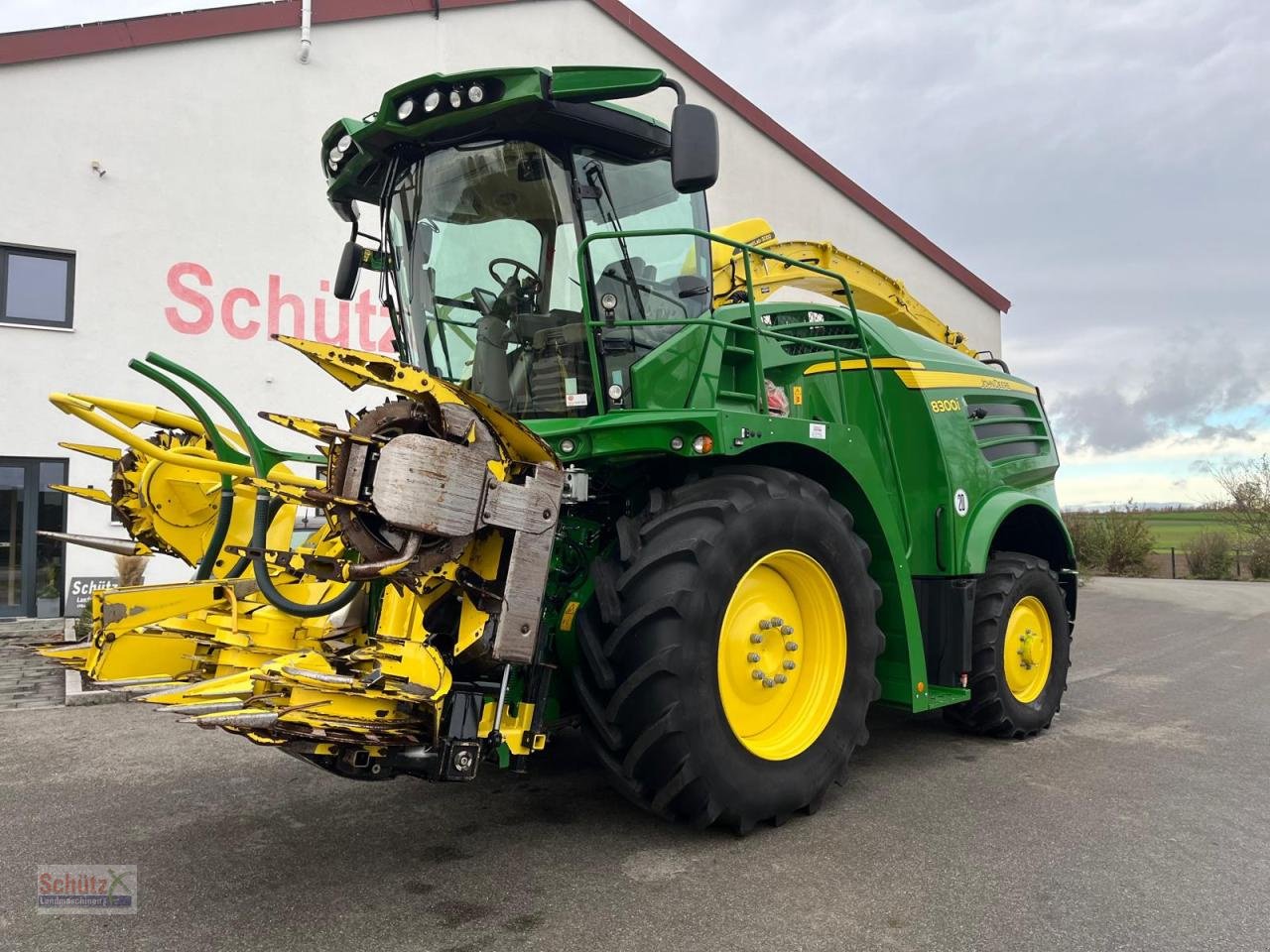 Feldhäcksler typu John Deere 8300i Feldhäcksler, Harvestlap, Pickup, Kemper, erst 910 Betriebsstunden, Baujahr 2018, Gebrauchtmaschine v Schierling (Obrázek 1)