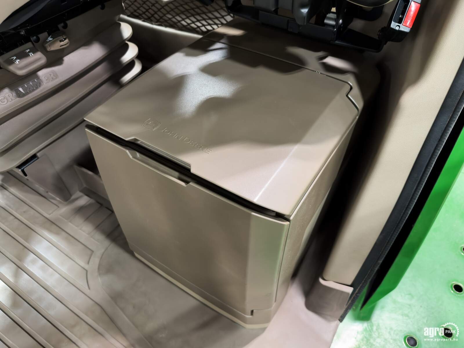 Feldhäcksler tip John Deere 8400 4WD, Gebrauchtmaschine in Csengele (Poză 29)