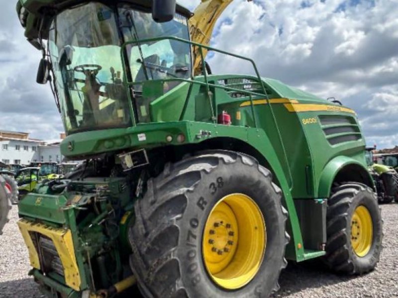 Feldhäcksler Türe ait John Deere 8400 i, Gebrauchtmaschine içinde Landsberg