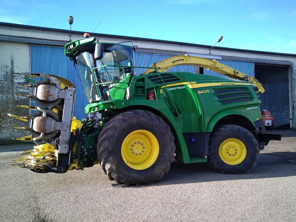 Feldhäcksler des Typs John Deere 8400, Gebrauchtmaschine in BOSC LE HARD (Bild 1)