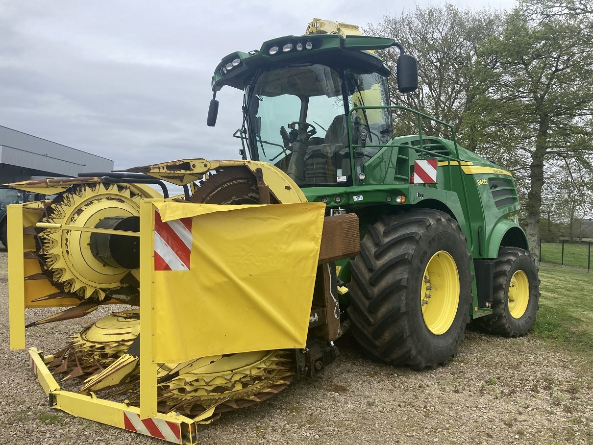 Feldhäcksler des Typs John Deere 8400, Gebrauchtmaschine in TREMEUR (Bild 1)