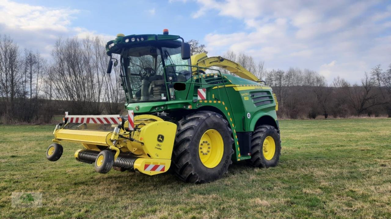 Feldhäcksler des Typs John Deere 8400i ProDrive, Gebrauchtmaschine in Hofheim (Bild 2)
