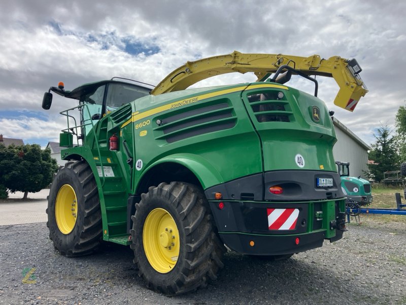 Feldhäcksler typu John Deere 8600 mit Kemper 460 StalkBuster und 639 PickUp, Gebrauchtmaschine v Jahnatal (Obrázek 4)