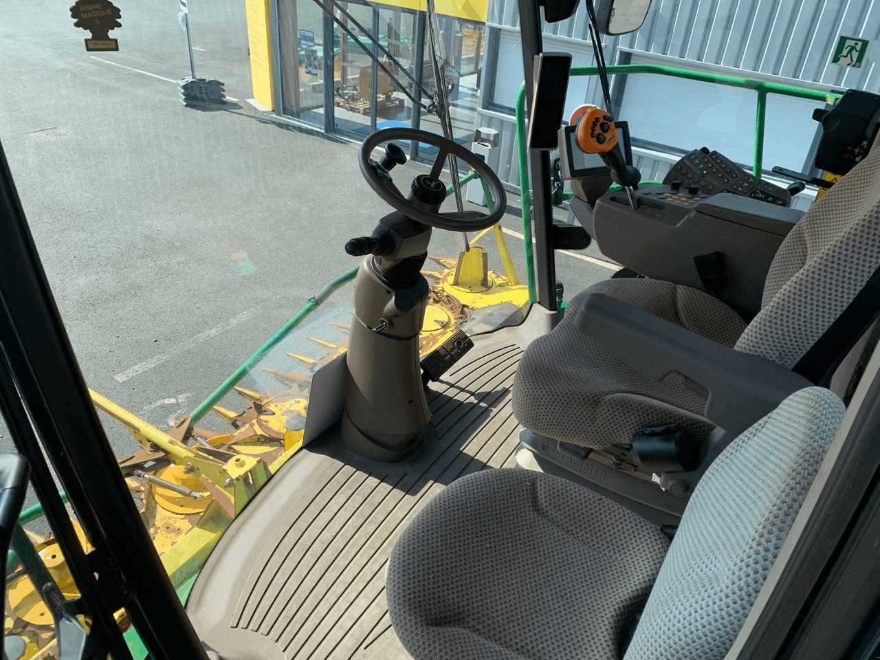 Feldhäcksler van het type John Deere 8600, Gebrauchtmaschine in TREMEUR (Foto 2)