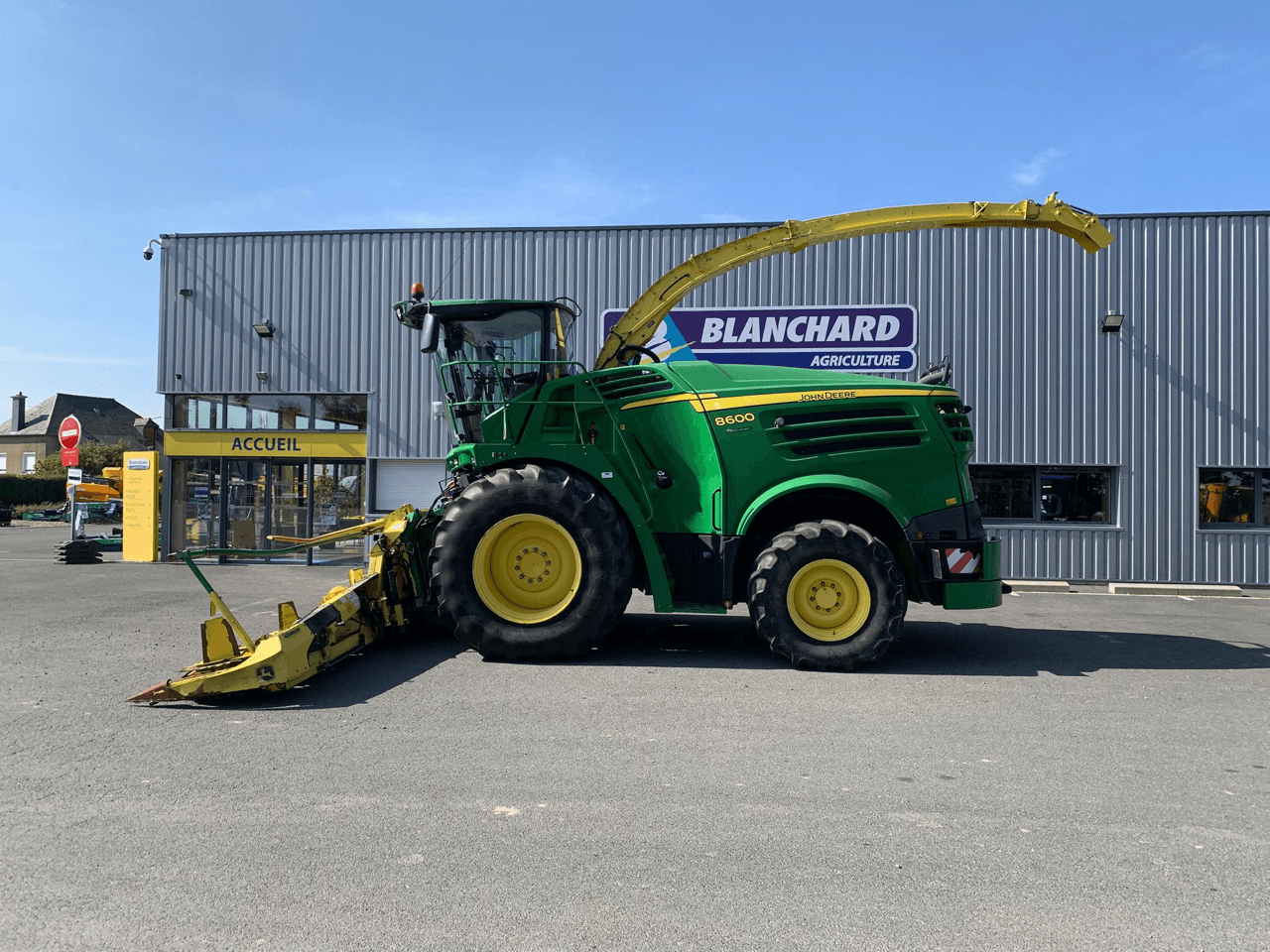 Feldhäcksler van het type John Deere 8600, Gebrauchtmaschine in TREMEUR (Foto 1)