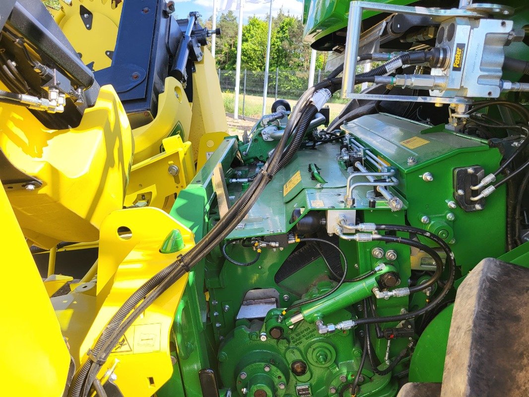 Feldhäcksler des Typs John Deere 9500, Neumaschine in Mrągowo (Bild 11)