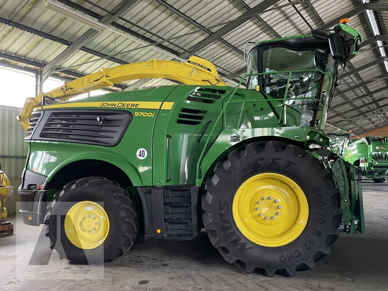 Feldhäcksler of the type John Deere 9700i  ProDrive 40km/h, Neumaschine in Eggenfelden (Picture 1)