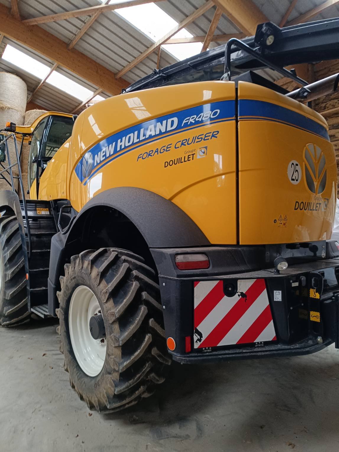 Feldhäcksler des Typs New Holland FR480, Gebrauchtmaschine in Laval (Bild 9)