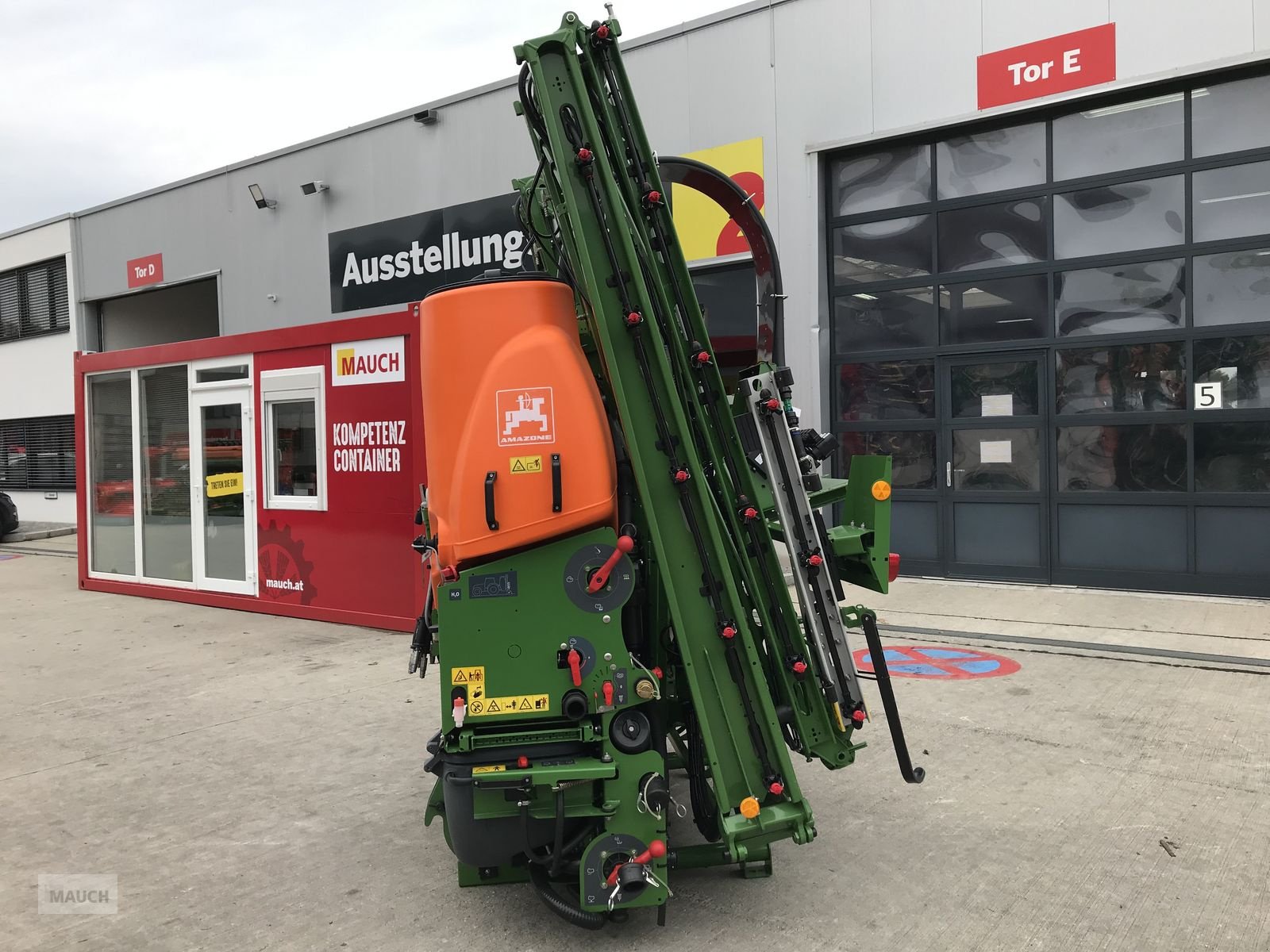 Feldspritze of the type Amazone UF 1201, Neumaschine in Burgkirchen (Picture 3)