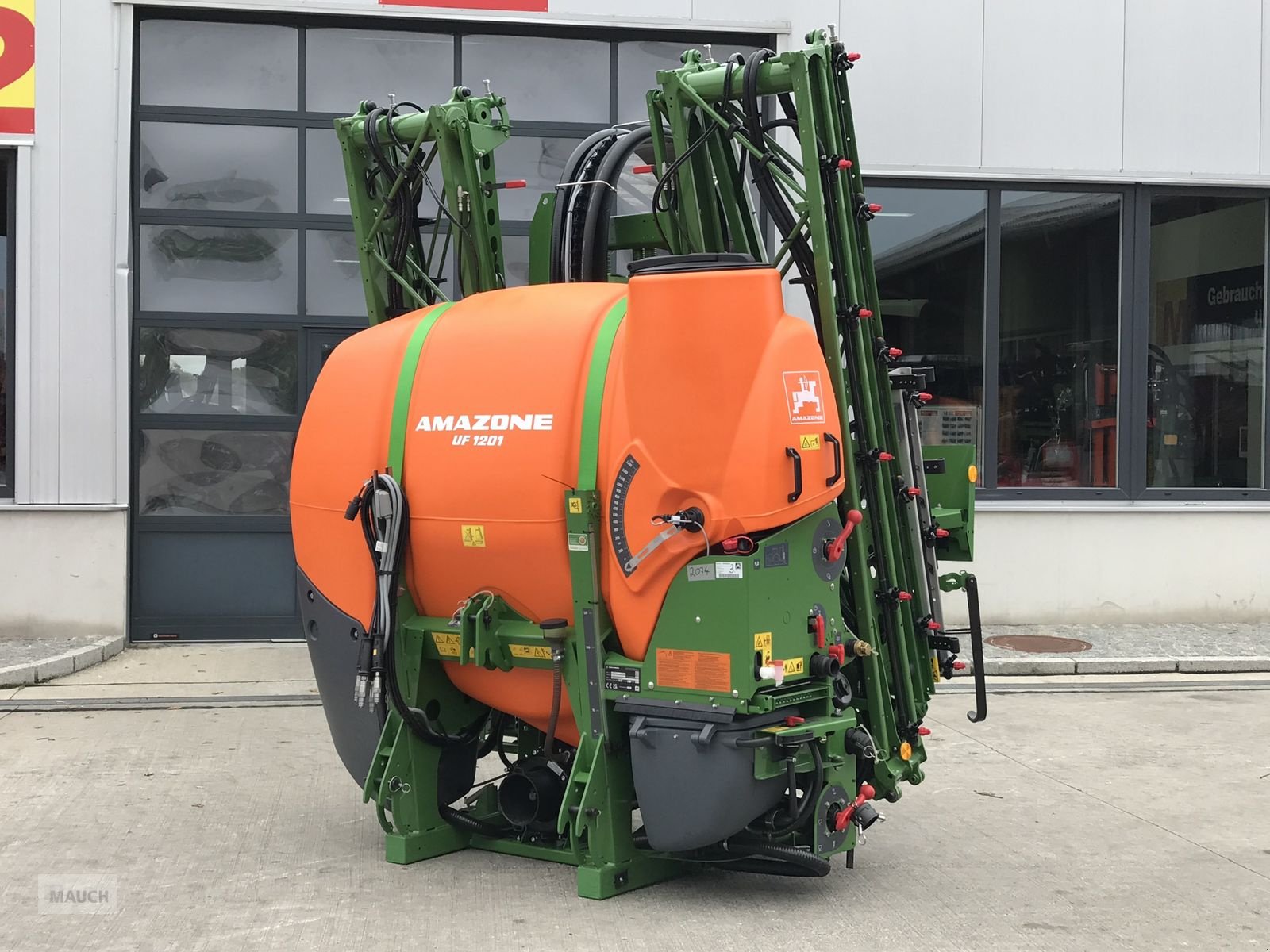 Feldspritze of the type Amazone UF 1201, Neumaschine in Burgkirchen (Picture 1)