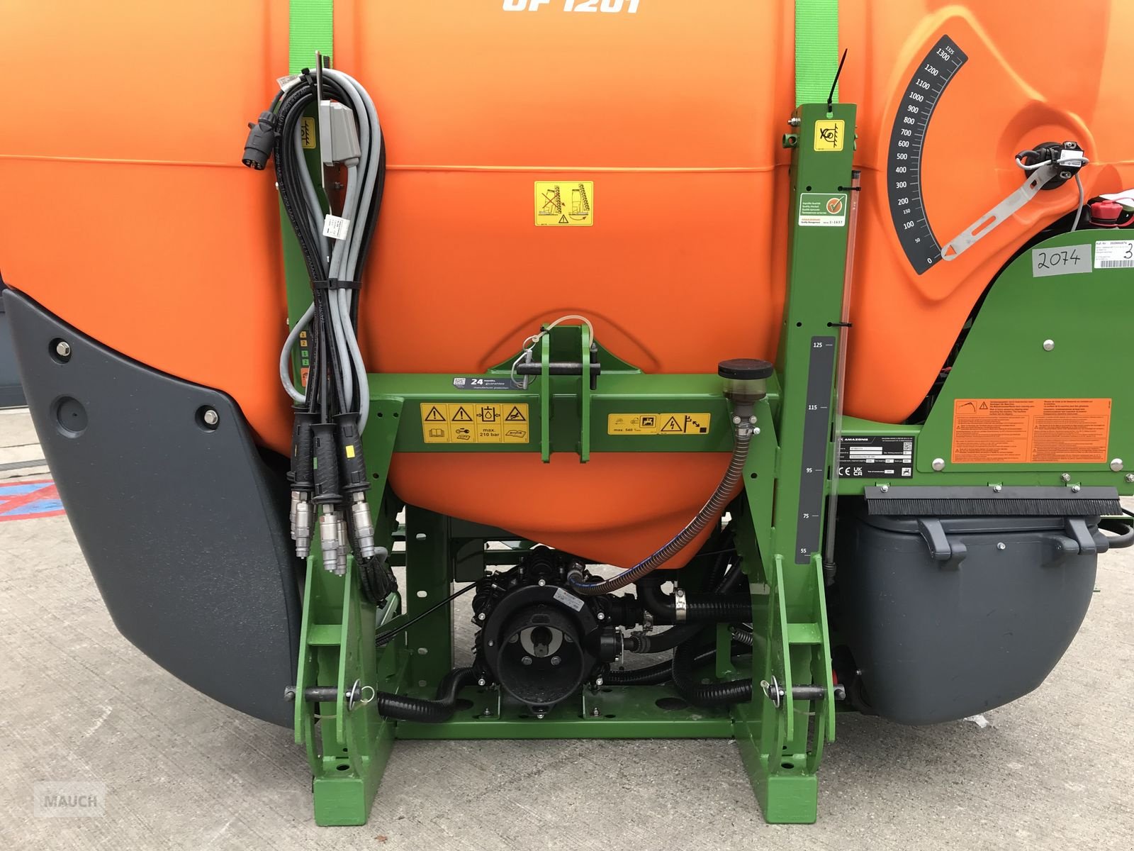 Feldspritze of the type Amazone UF 1201, Neumaschine in Burgkirchen (Picture 10)