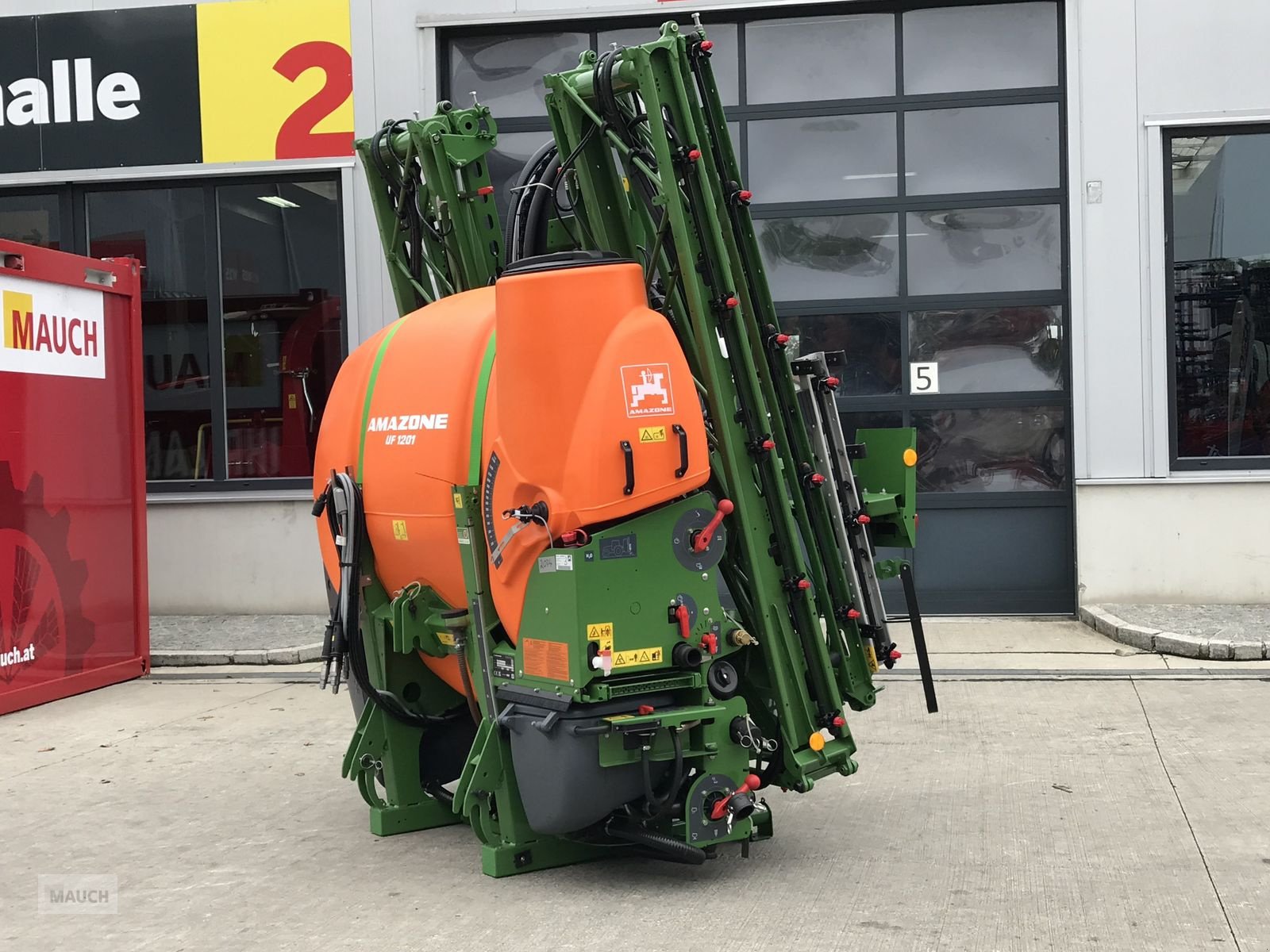 Feldspritze of the type Amazone UF 1201, Neumaschine in Burgkirchen (Picture 2)