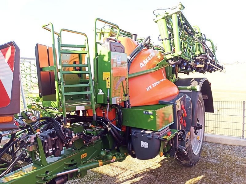 Feldspritze of the type Amazone UX 3200 Special Feldspritze gezogen, Neumaschine in St. Marienkirchen (Picture 1)