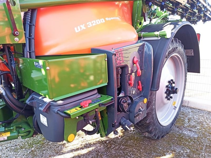 Feldspritze of the type Amazone UX 3200 Special Feldspritze gezogen, Neumaschine in St. Marienkirchen (Picture 7)