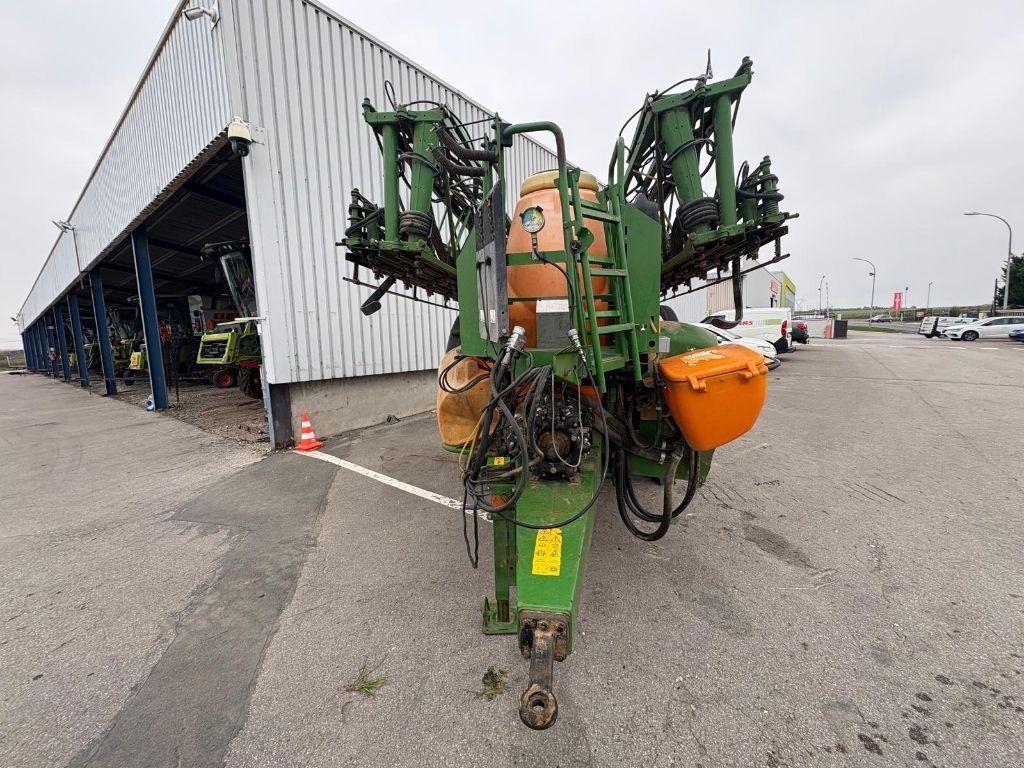 Feldspritze des Typs Amazone ux 3200, Gebrauchtmaschine in SALEUX (Bild 2)