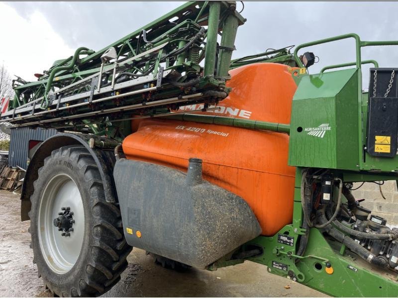 Feldspritze typu Amazone UX 4200, Gebrauchtmaschine v ROYE