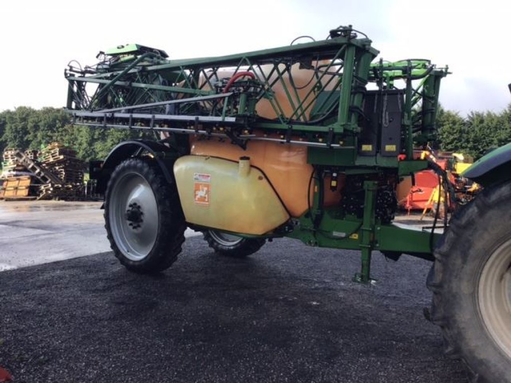 Feldspritze of the type Amazone UX 5200, Gebrauchtmaschine in les hayons (Picture 1)