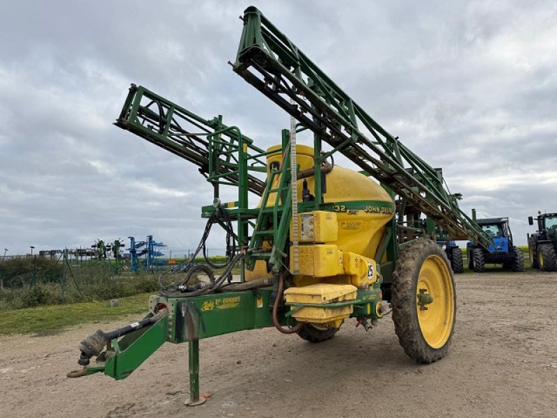Feldspritze des Typs John Deere 832SE, Gebrauchtmaschine in PITHIVIERS Cedex (Bild 2)