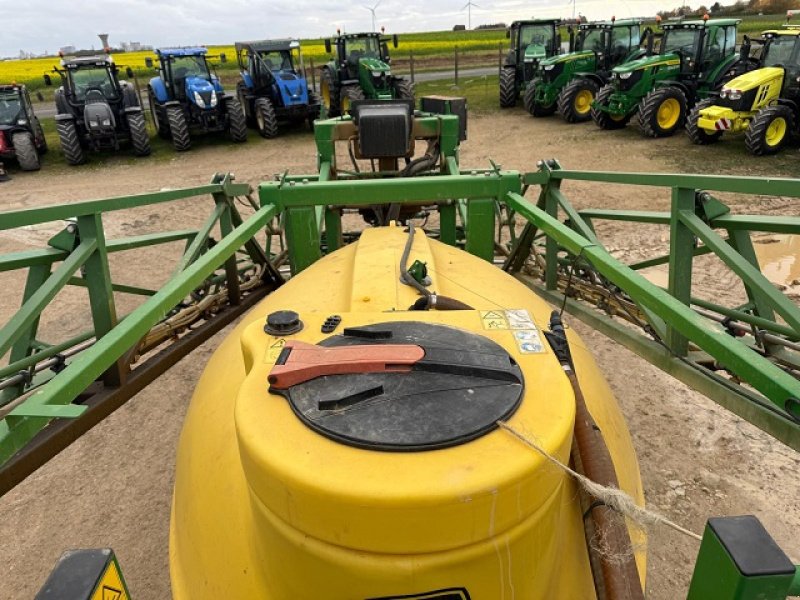 Feldspritze des Typs John Deere 832SE, Gebrauchtmaschine in PITHIVIERS Cedex (Bild 8)