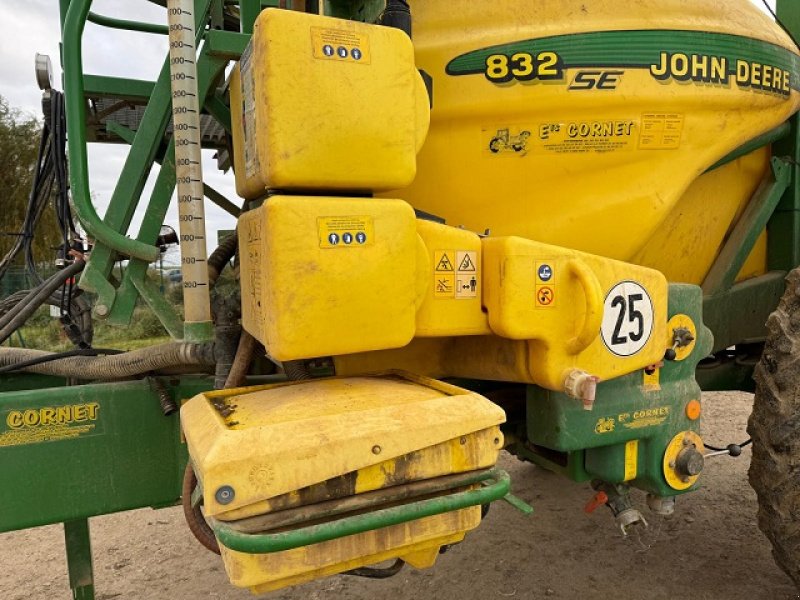 Feldspritze des Typs John Deere 832SE, Gebrauchtmaschine in PITHIVIERS Cedex (Bild 1)