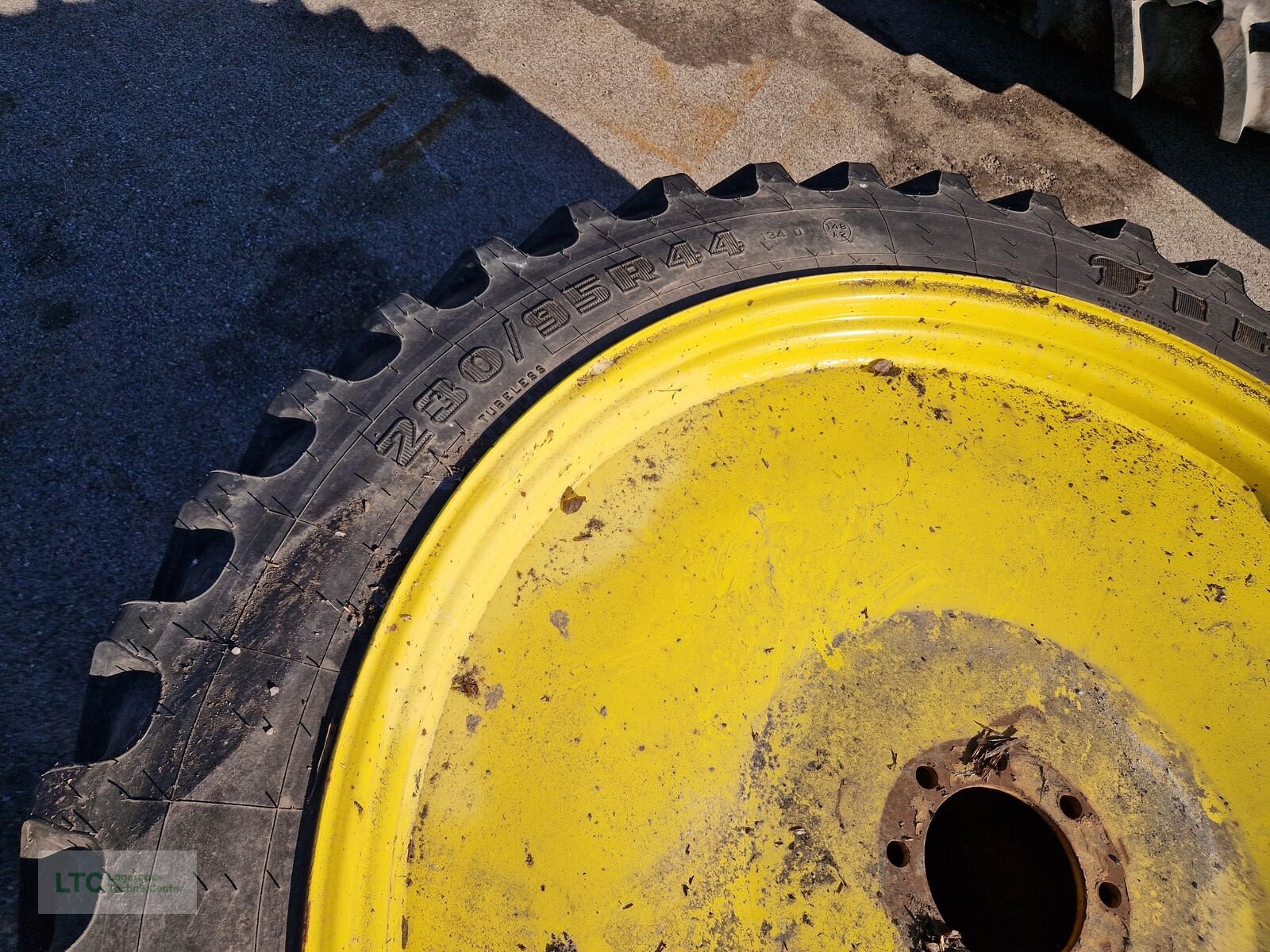 Felge des Typs Firestone 230/95R44, Gebrauchtmaschine in Korneuburg (Bild 1)