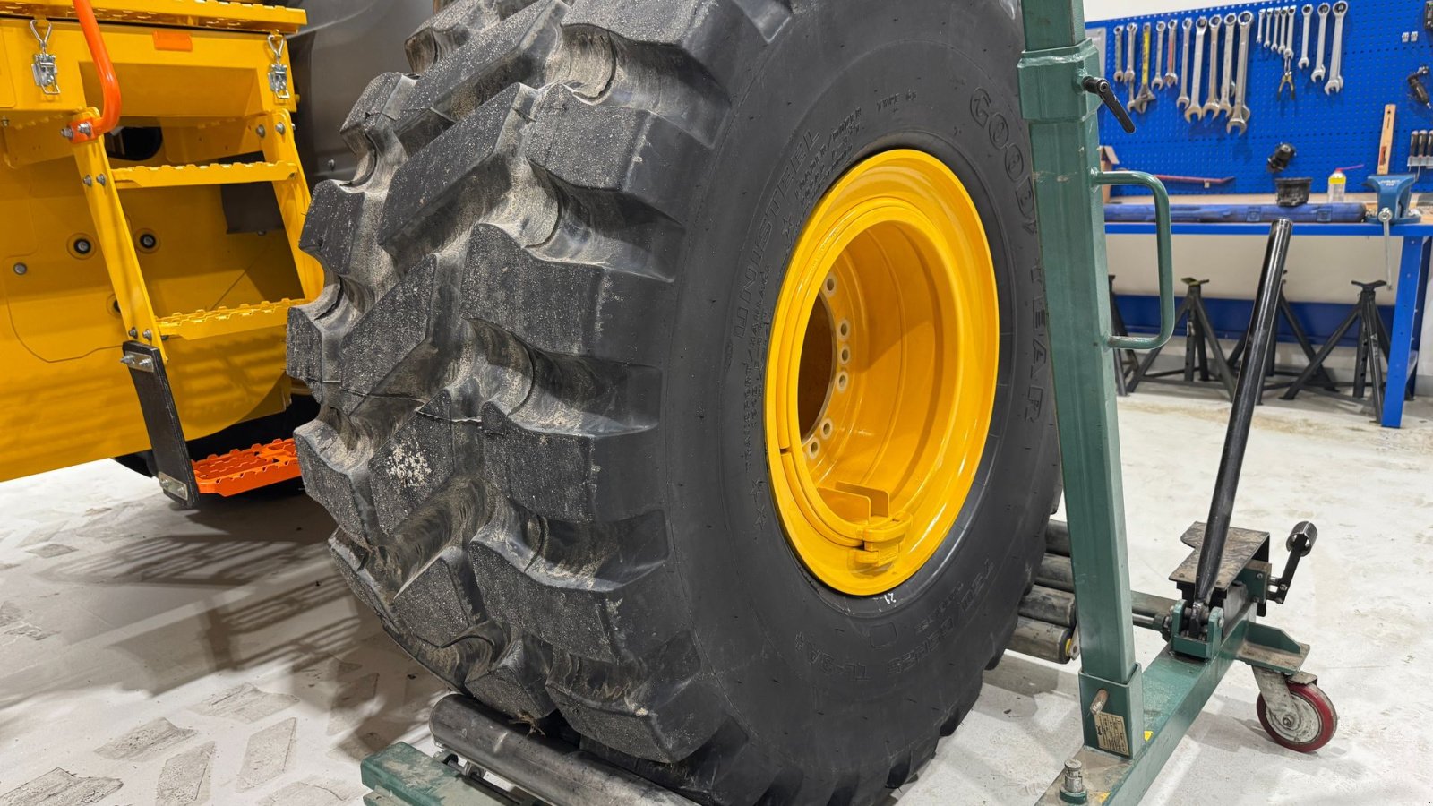 Felge Türe ait GoodYear 750/65R25 TL-3A+ 4 STK FABRIKSNY TIL VOLVO L110 OG L120, Gebrauchtmaschine içinde Nørager (resim 1)