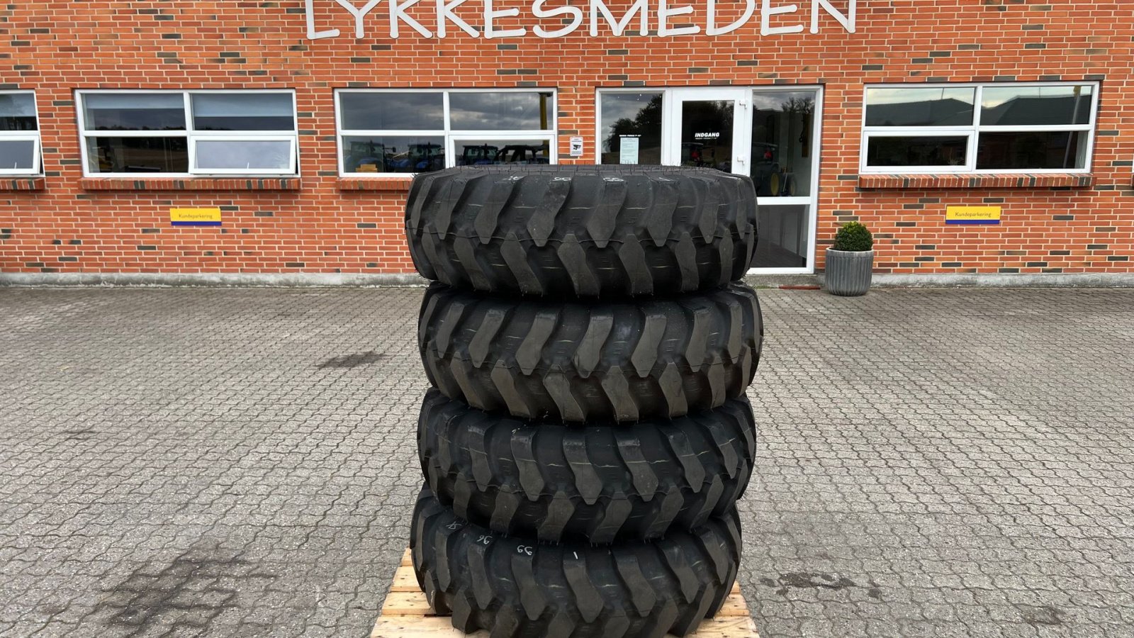 Felge tipa Mitas 360/85 R20 komplette hjul, Gebrauchtmaschine u Gjerlev J. (Slika 1)