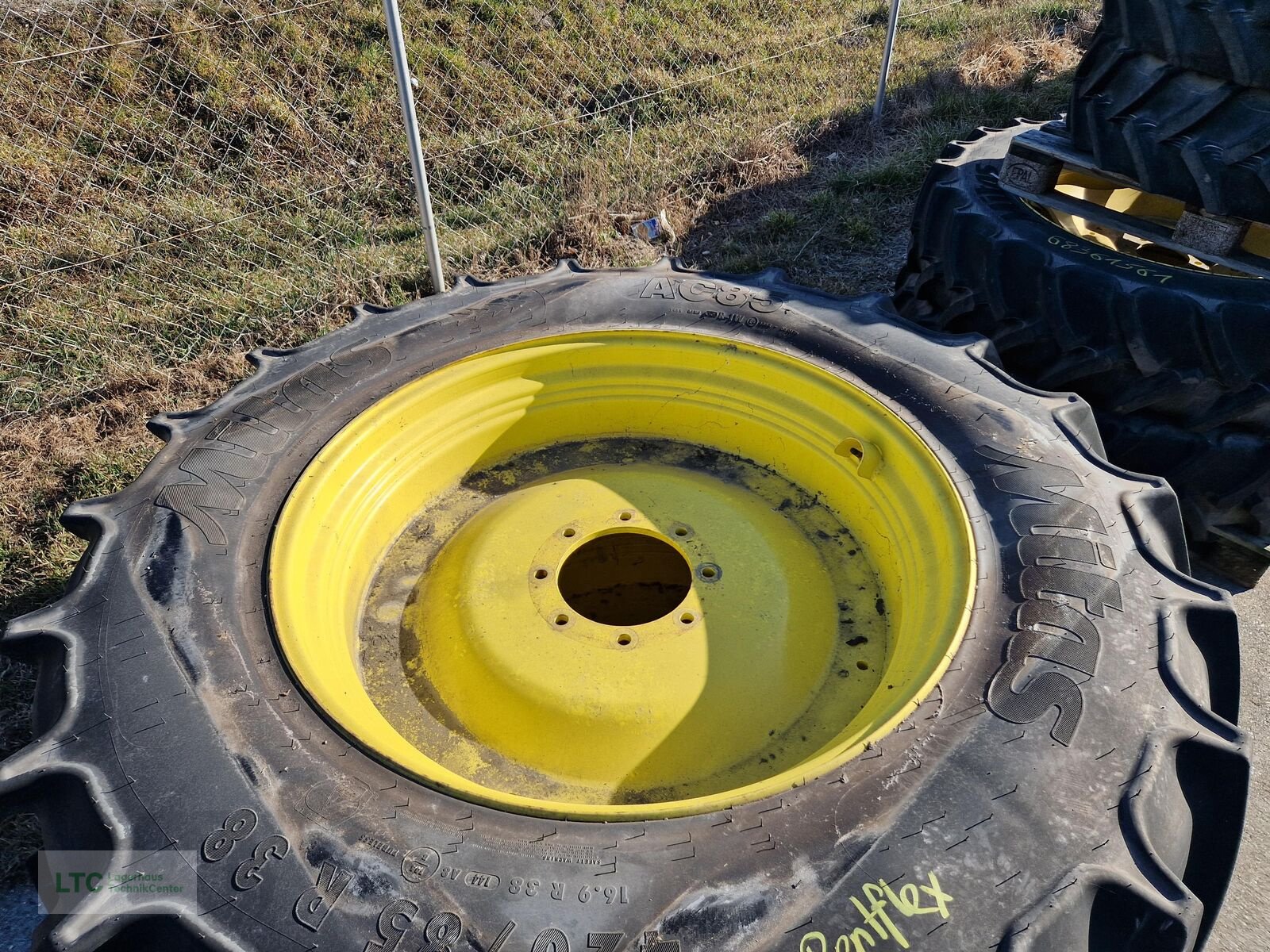 Felge des Typs Mitas 420/95R38 & 320/85R24, Gebrauchtmaschine in Korneuburg (Bild 3)