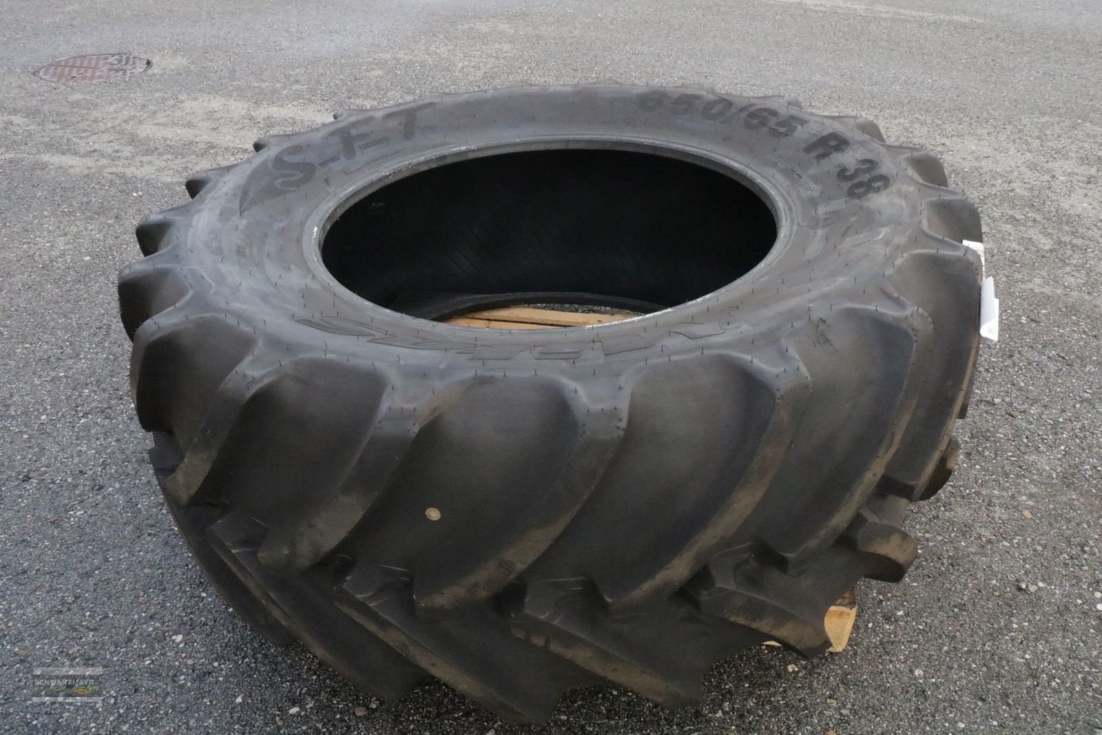 Felge des Typs Mitas 650/65R38, Neumaschine in Gampern (Bild 4)