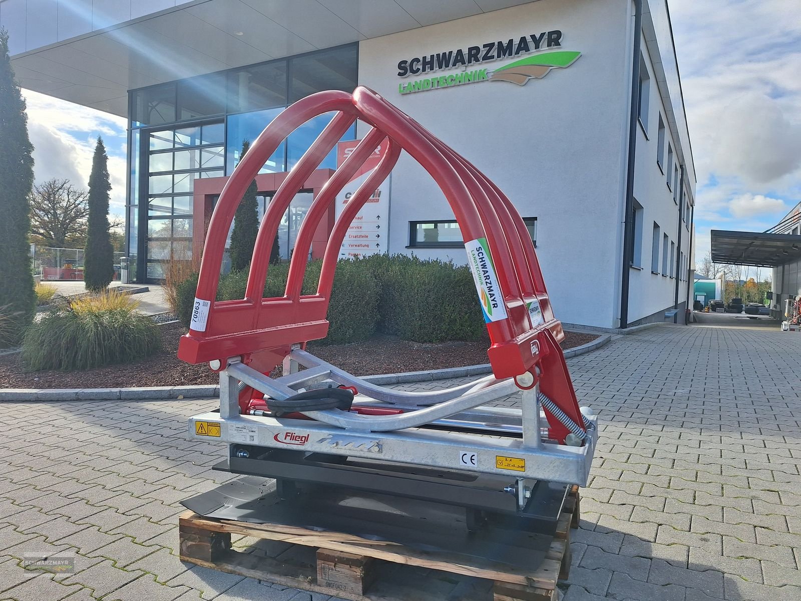 Folienballenzange of the type Fliegl AgroCenter Ballenzange WM-HV, Neumaschine in Aurolzmünster (Picture 1)