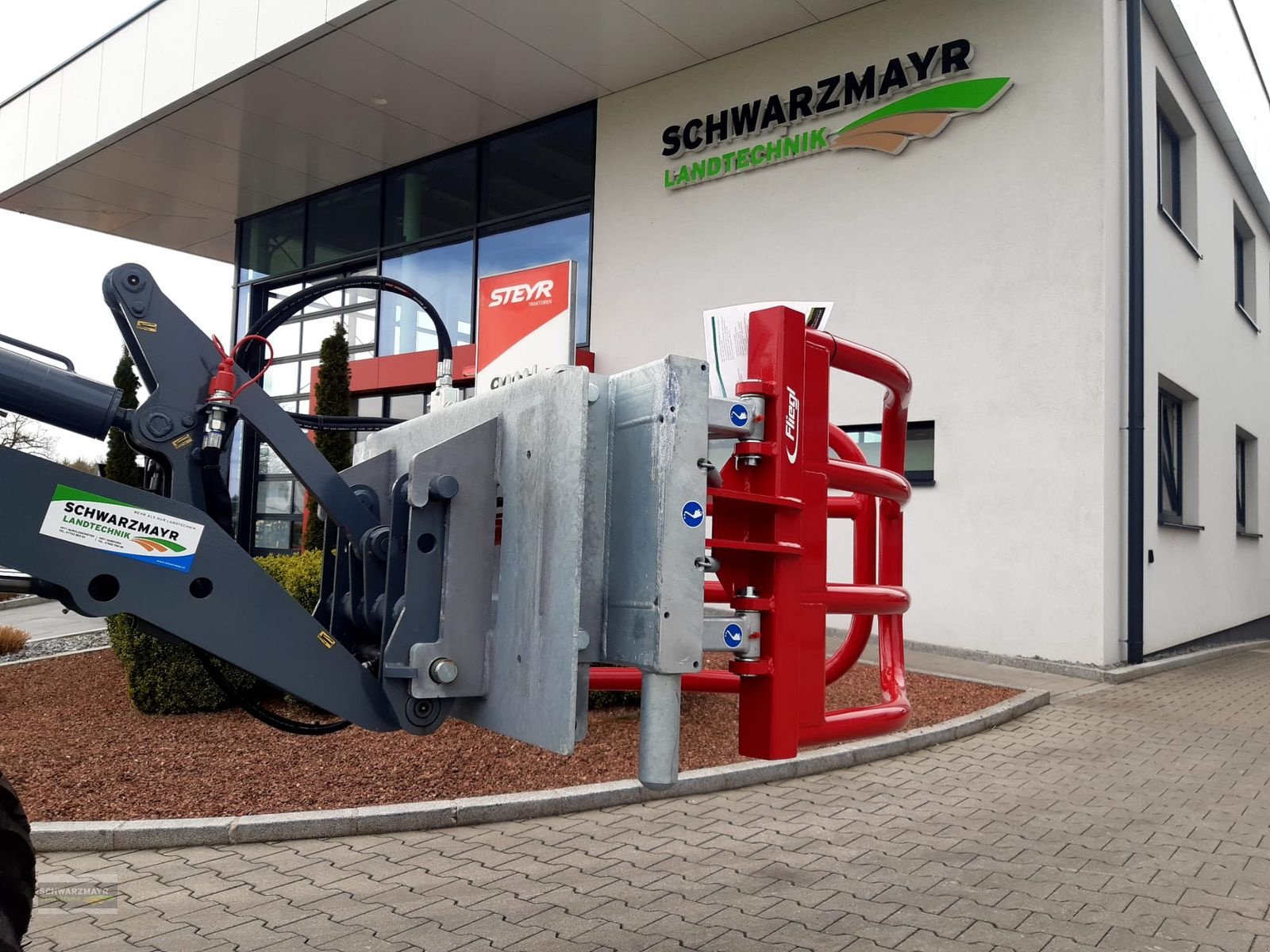 Folienballenzange of the type Fliegl Ballengreifer &#34;Profi Combi&#34;, Neumaschine in Aurolzmünster (Picture 11)