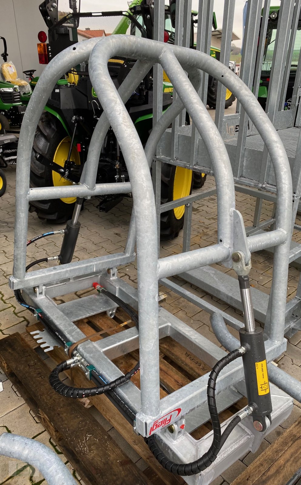 Folienballenzange of the type Fliegl BZCFLM000030, Neumaschine in Gross-Bieberau (Picture 1)