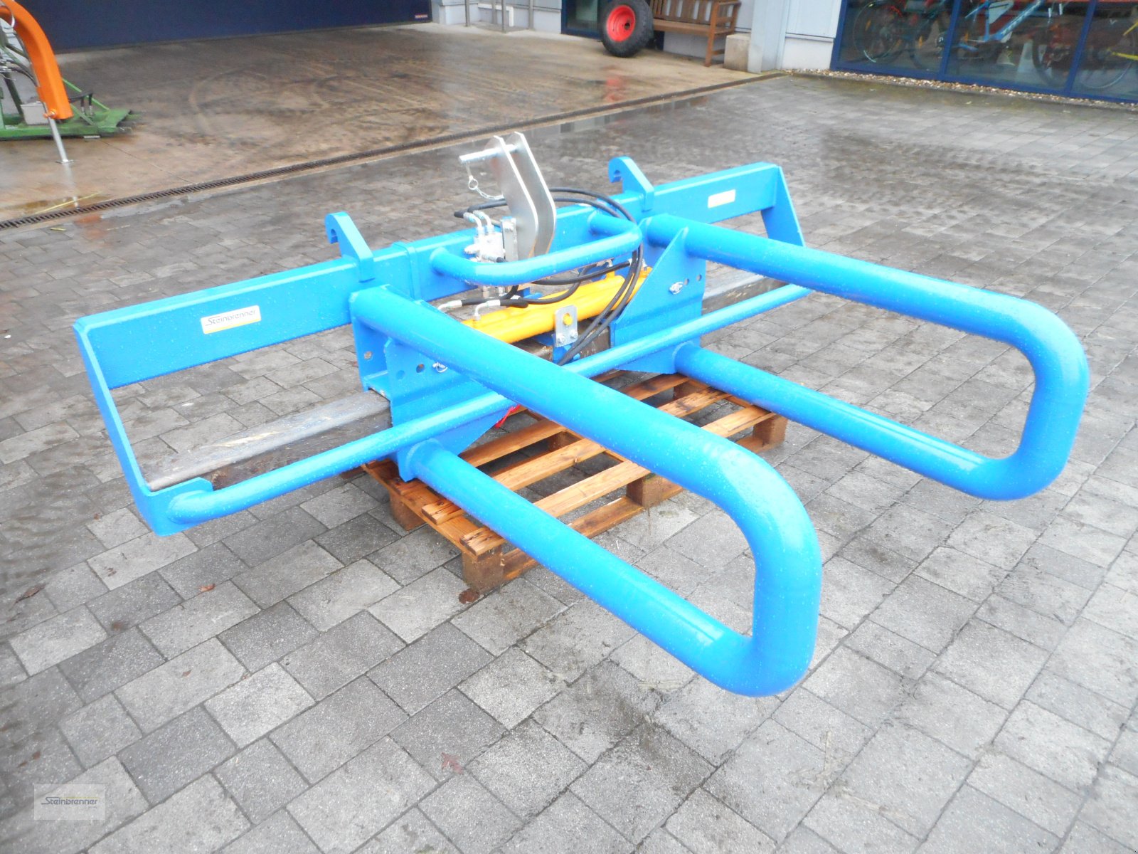 Folienballenzange des Typs Göweil BTGQU, Neumaschine in Wörnitz (Bild 2)