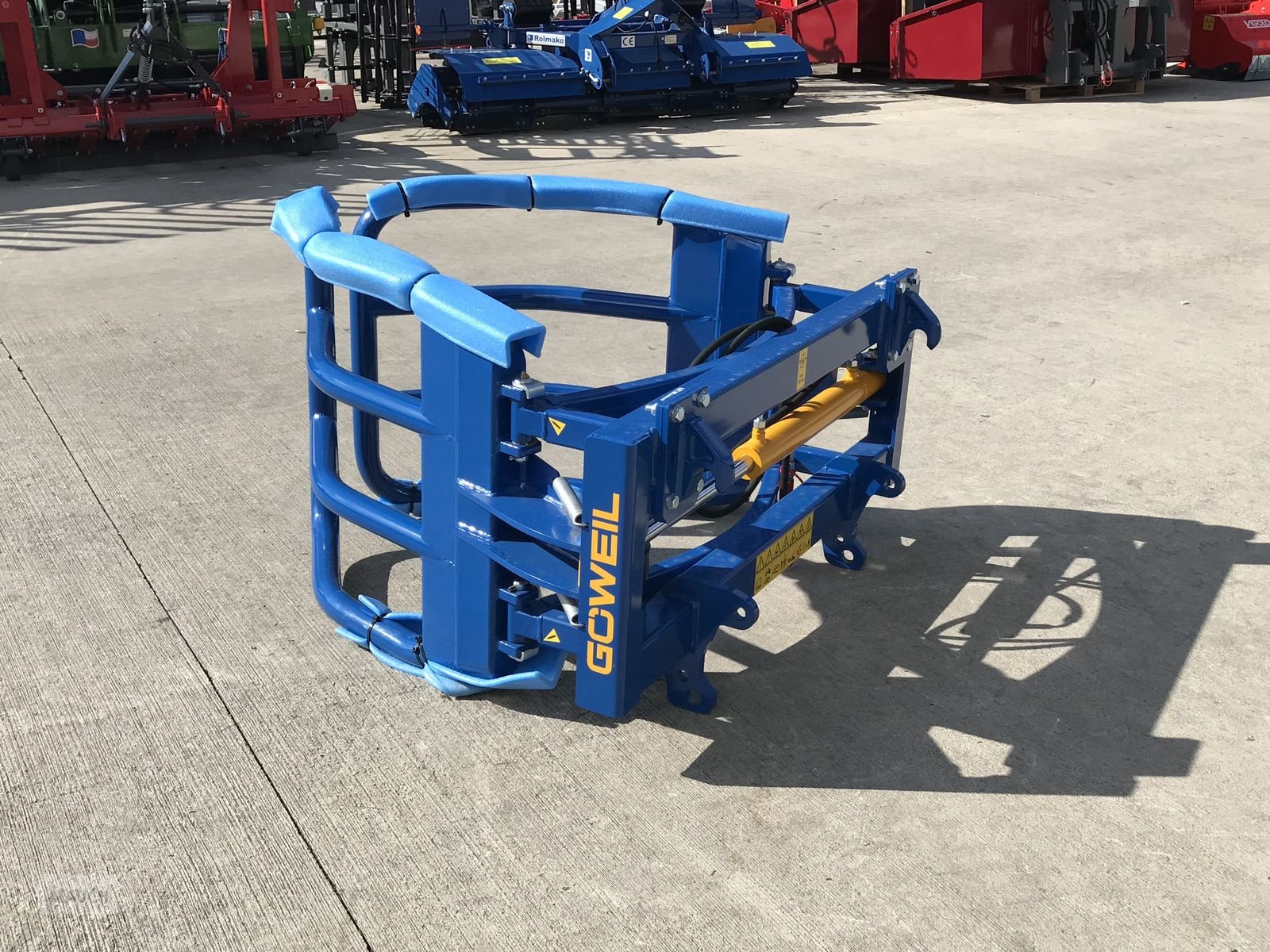 Folienballenzange of the type Göweil RBG 160, Neumaschine in Burgkirchen (Picture 1)