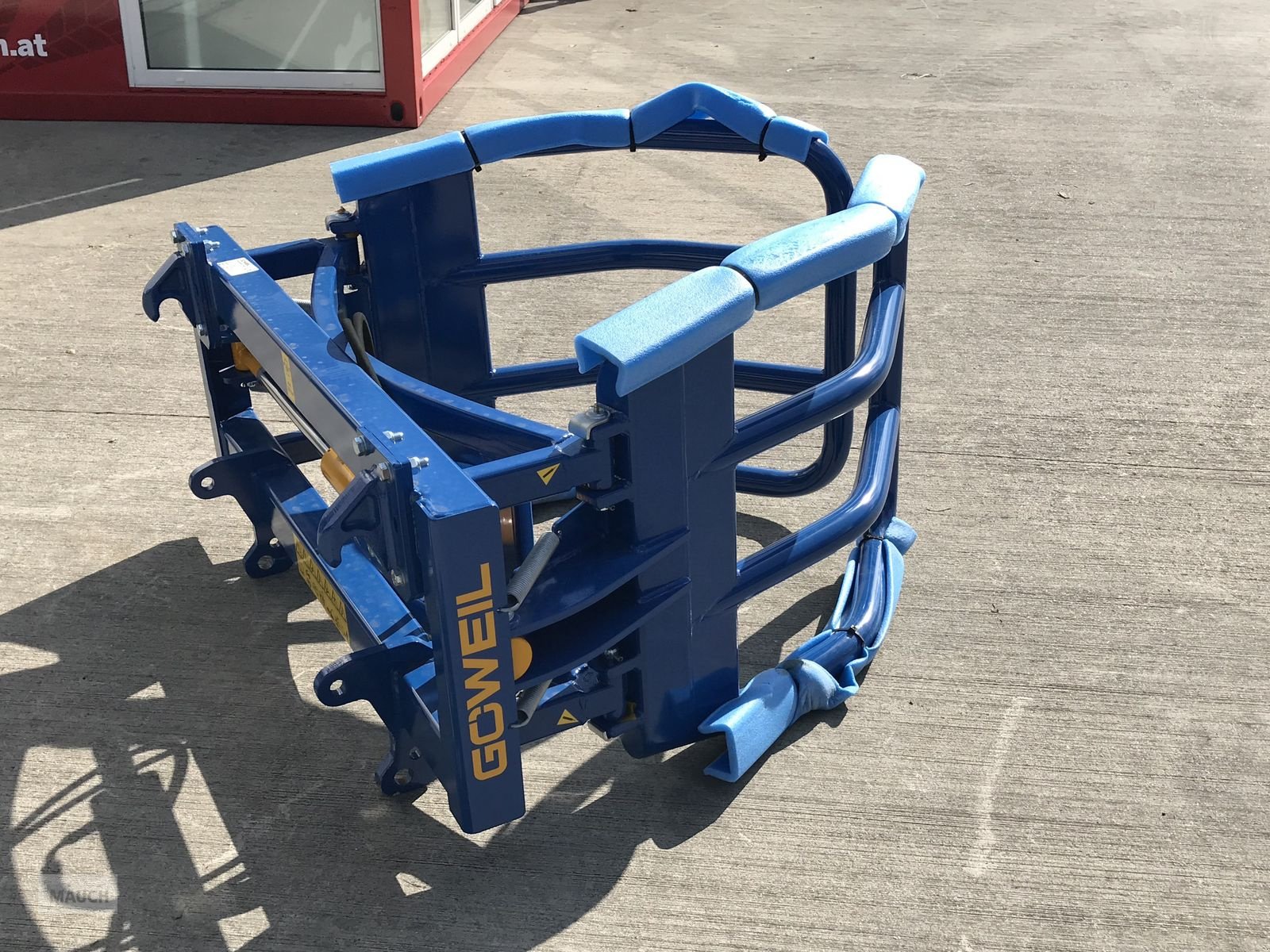 Folienballenzange of the type Göweil RBG 160, Neumaschine in Burgkirchen (Picture 3)