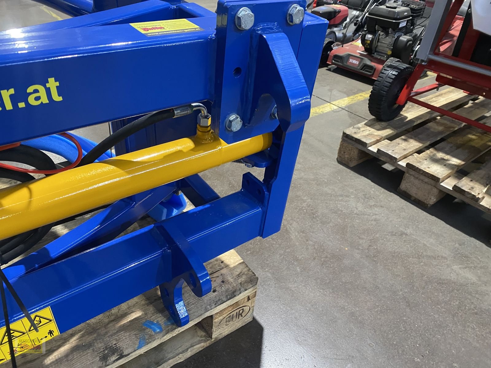 Folienballenzange des Typs Göweil RBG-Rundballengreifer mit Euroaufnahme Aktion, Neumaschine in Kötschach (Bild 13)