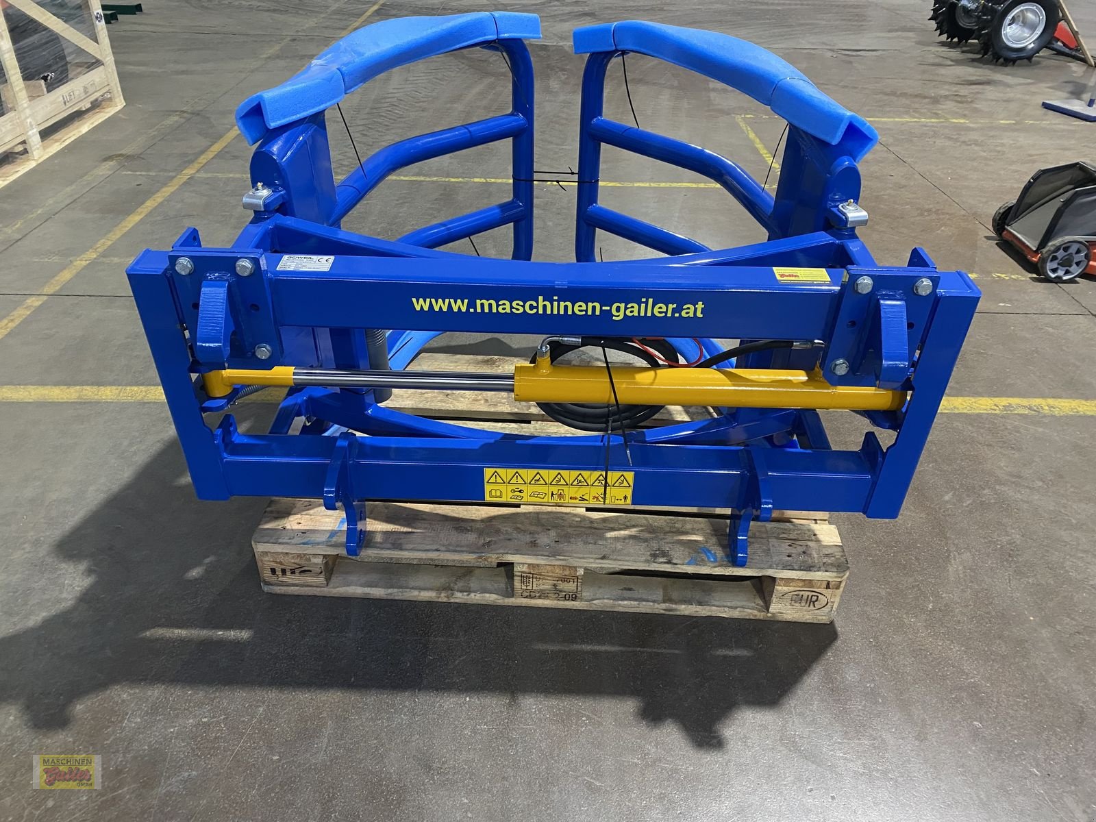 Folienballenzange des Typs Göweil RBG-Rundballengreifer mit Euroaufnahme Aktion, Neumaschine in Kötschach (Bild 11)